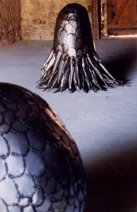 1998, "befindlichkeiten II", punktgeschweißtes Eisenblech, h: 120 cm, dm: 150 cm 