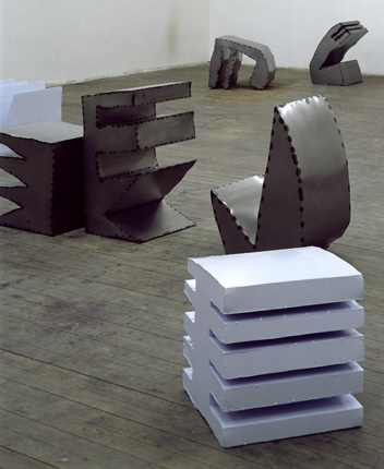 1991, 10 punktgeschweißte Eisenblechskulpturen, Lack, 38 x 56 x 46,5 cm > & < 42 x 81 x 46,5 cm