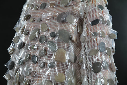 2013/17, Kunststoffgitter, Druckverschlußbeutel, Flußsteine (ca. 20kg) 