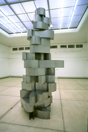 1996 Entstehungsjahr / 1998 Arrangement, 14 punktgeschweißte Eisenskulpturen mit paßgenauen Markisenstoffhüllen zum Anknöpfen/Abknöpfen, 65 x 45 x 30cm > & < 140 x 185 x 30cm