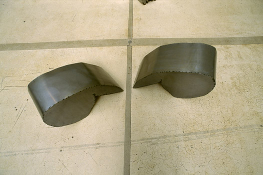 1996 Entstehungsjahr / 1998 Arrangement, 14 punktgeschweißte Eisenskulpturen mit paßgenauen Markisenstoffhüllen zum Anknöpfen/Abknöpfen, 65 x 45 x 30cm > & < 140 x 185 x 30cm