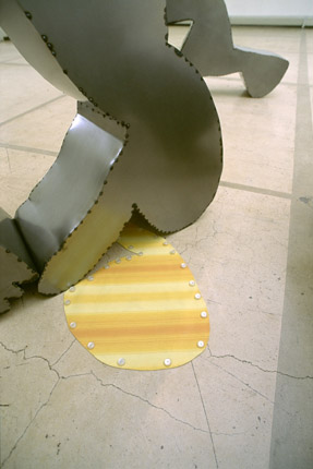 1996 Entstehungsjahr / 1998 Arrangement, 14 punktgeschweißte Eisenskulpturen mit paßgenauen Markisenstoffhüllen zum Anknöpfen/Abknöpfen, 65 x 45 x 30cm > & < 140 x 185 x 30cm