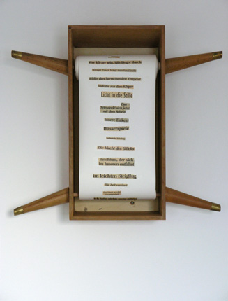 2000, "mixed diary VI", Papierrolle mit aufgeklebten Zeitungsausschnitten (Länge ca. 19 Meter), Holz, Sperrholz, Blech, 72,5 x 80 x 17,5 cm 