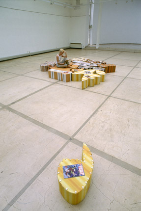 1996 Entstehungsjahr / 1998 Arrangement, 14 punktgeschweißte Eisenskulpturen mit paßgenauen Markisenstoffhüllen zum Anknöpfen/Abknöpfen, 65 x 45 x 30cm > & < 140 x 185 x 30cm