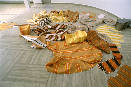 1996 Entstehungsjahr / 1998 Arrangement, 14 punktgeschweißte Eisenskulpturen mit paßgenauen Markisenstoffhüllen zum Anknöpfen/Abknöpfen, 65 x 45 x 30cm > & < 140 x 185 x 30cm