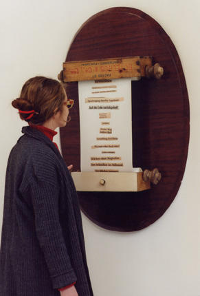 1995, "mixed diary I", Papierrolle mit aufgeklebten Zeitungsausschnitten (Länge ca. 13,5 Meter), Holz, Filz, 109 x 71 x 21 cm 
