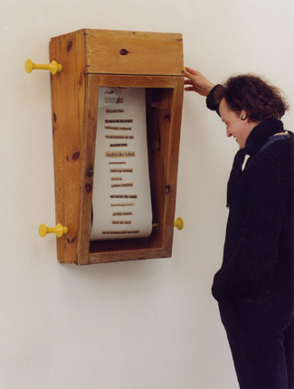 1996, "mixed diary II", Papierrolle mit aufgeklebten Zeitungsausschnitten (Länge ca. 25 Meter), Holz, Sperrholz, Blech, Fensterglas, Kunststoff, 90 x 75,5 x 30,5 cm 