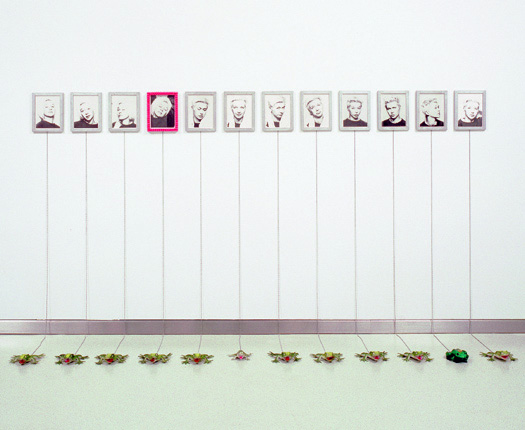 1991/94, 12teilige Installation, s/w Photographien auf Barytpapier in silber lackierten Holzrahmen (je 27,5 x 21,5cm), Himbeerdrops, mit Kugelkettchen montierte Gummifrösche