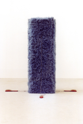1991/1996, mit Kunstfell tapezierter Eisenblechquader, Kugelkettchen, Haarbürsten, 121 x 35,5 x 35,5 cm