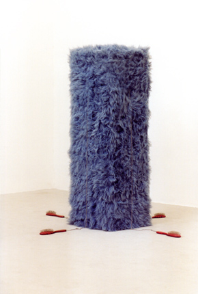 1991/1996, mit Kunstfell tapezierter Eisenblechquader, Kugelkettchen, Haarbürsten, 121 x 35,5 x 35,5 cm