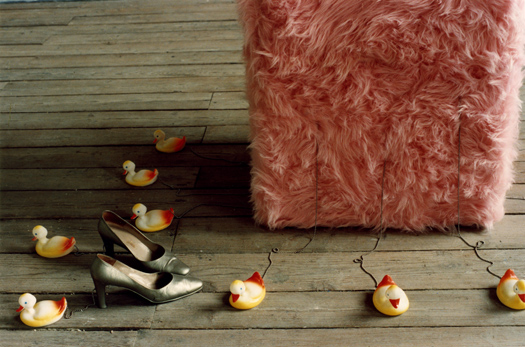 1991/1992, mit Kunstfell tapezierter Eisenblechquader, Stöckelschuhe, mit Kugelkettchen montierte Gummienten, 81 x 61,5 x 61,5 cm 