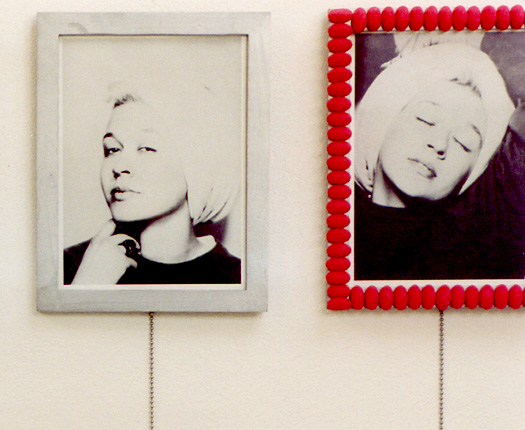 1991/94, 12teilige Installation, s/w Photographien auf Barytpapier in silber lackierten Holzrahmen (je 27,5 x 21,5 cm), Himbeerdrops, mit Kugelkettchen montierte Gummifrösche