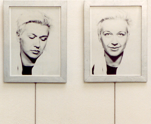 1991/94, 12teilige Installation, s/w Photographien auf Barytpapier in silber lackierten Holzrahmen (je 27,5 x 21,5 cm), Himbeerdrops, mit Kugelkettchen montierte Gummifrösche